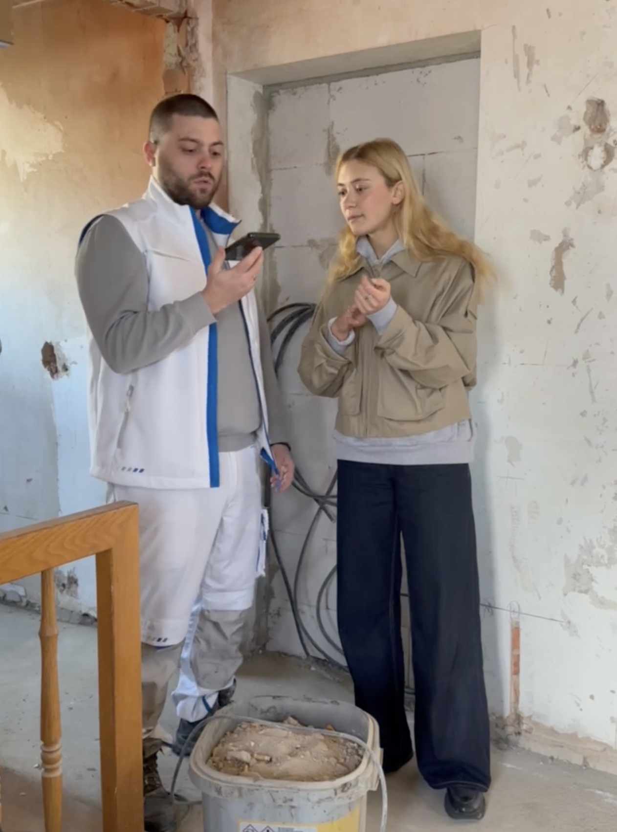 Handwerker und Jenny auf der Baustelle